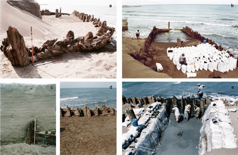Visão geral do naufrágio: a) o naufrágio parcialmente coberto pela duna de areia; b) preparação do saco de areia para proteger o naufrágio da erosão das ondas; c) o volume de diferentes camadas de sedimento e areia no naufrágio; d) localização da oficina de escavação antes da escavação; e) escavação em andamento. — Foto: Costantini et al.