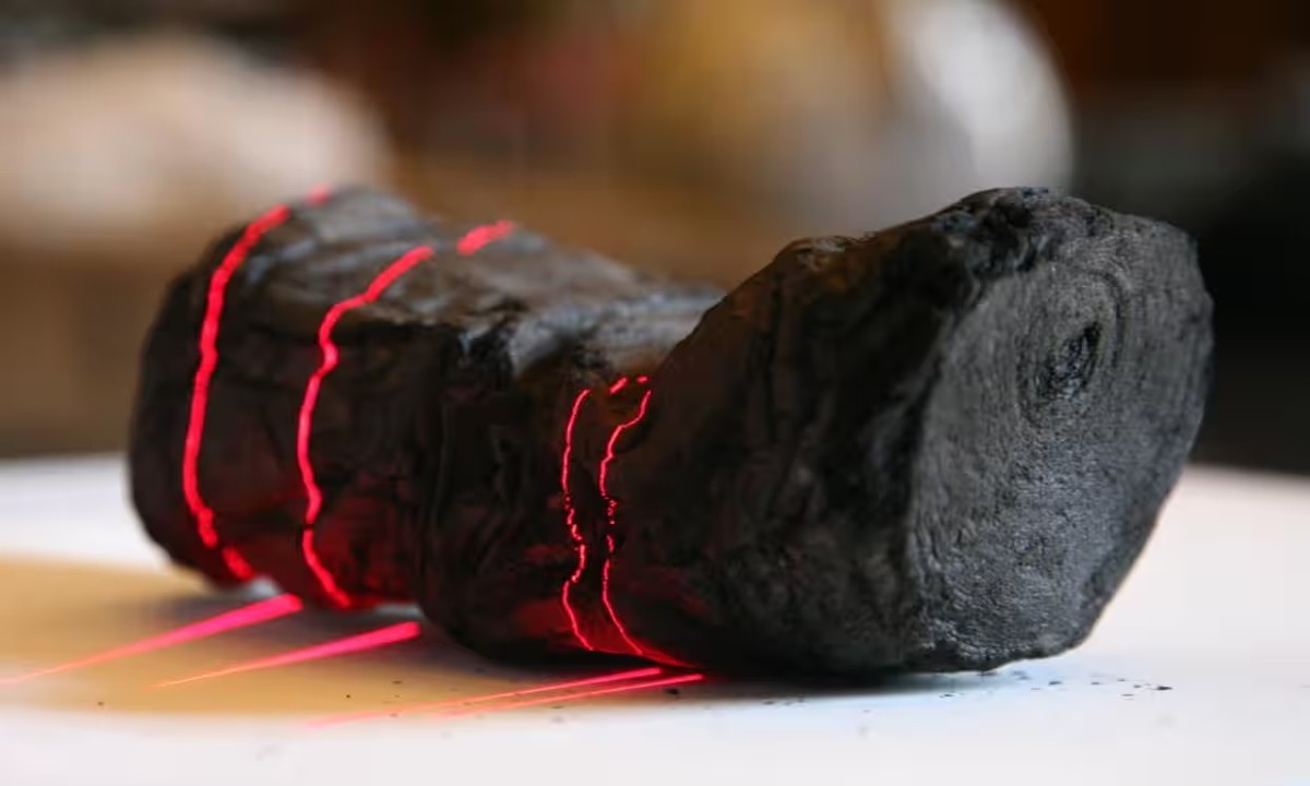 Des chercheurs parviennent à décoder les papyrus brûlés par le Vésuve grâce à l’IA |  Technologie
