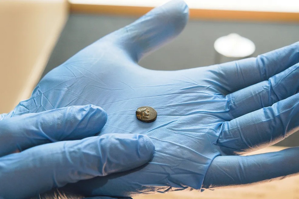 A moeda de bronze mede 12 milímetros de diâmetro. Em comparação, uma moeda de dez centavos de dólar mede 17,91 milímetros de diâmetro — Foto: PETRI Berlin/Christof Hannemann