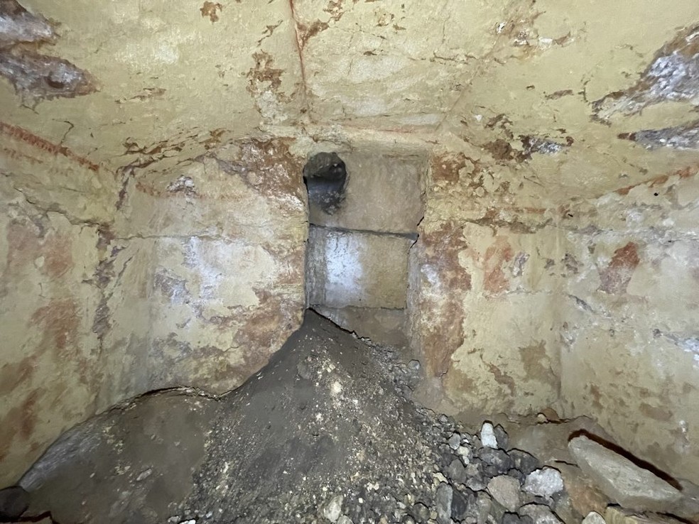 Tumba escondida estava parcialmente preenchida com terra e detritos — Foto: Superintendência de Arqueologia, Belas Artes e Paisagismo