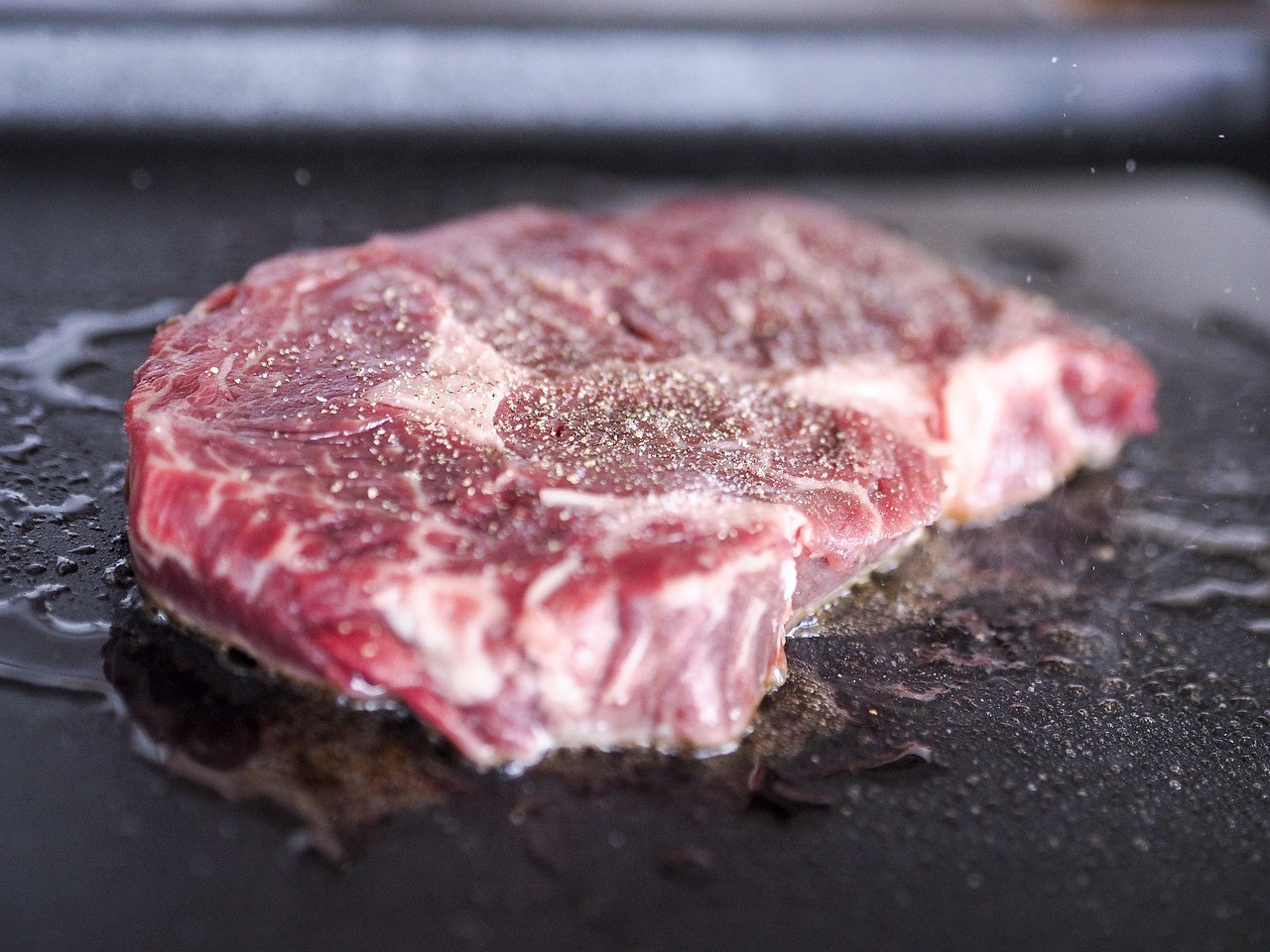 Cozinhar carne em excesso reduz nutrientes e afeta comportamento, diz ciência