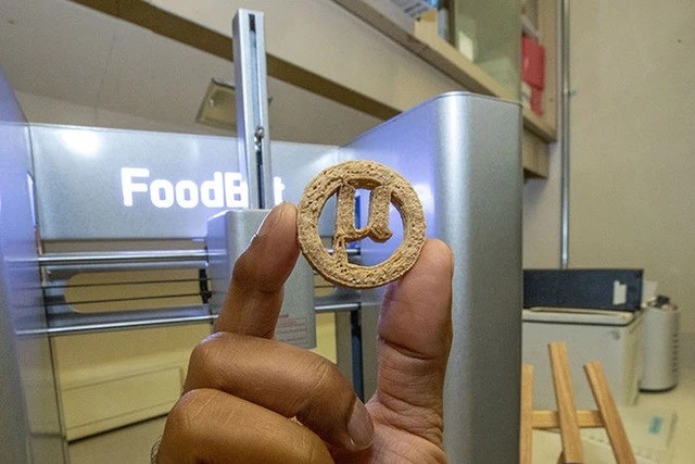 Biscoitos feitos a partir de proteínas geradas por microrganismos que reciclarem plástico