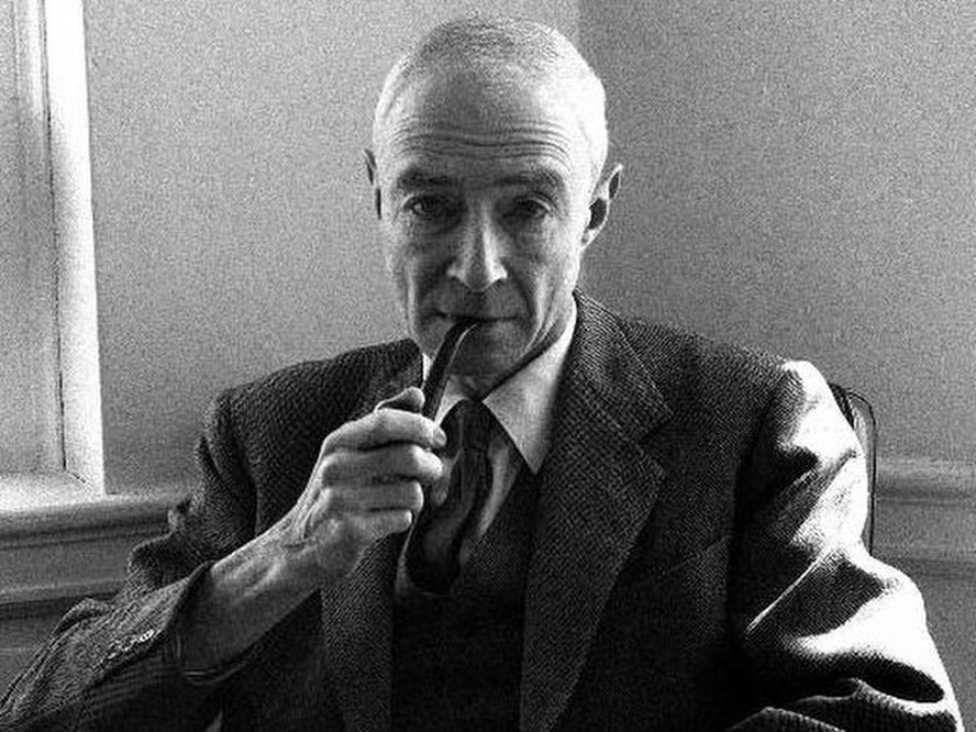 Julius Robert Oppenheimer foi um físico teórico e diretor do Laboratório Nacional de Los Alamos durante a Segunda Guerra Mundial