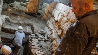 O arqueólogo Ari Levi ao lado do mikveh — Foto: Autoridade de Antiguidades de Israel/Emil Aljam, Ari Levy