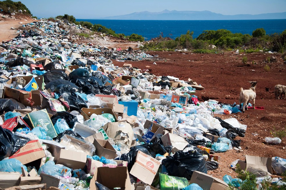 O Brasil é hoje o quarto maior produtor de lixo plástico, segundo um estudo da World Wildlife Fund (WWF): são 11,3 toneladas por ano, das quais somente 1,28% são recicladas. (Foto: Antoine GIRET/Unsplash) — Foto: Galileu