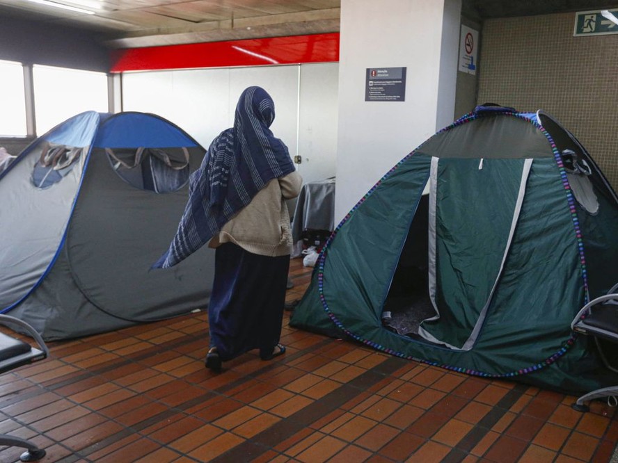 Acampamento montado por afegãos no aeroporto de Guarulhos, enquanto aguardavam acolhimento, em julho deste ano