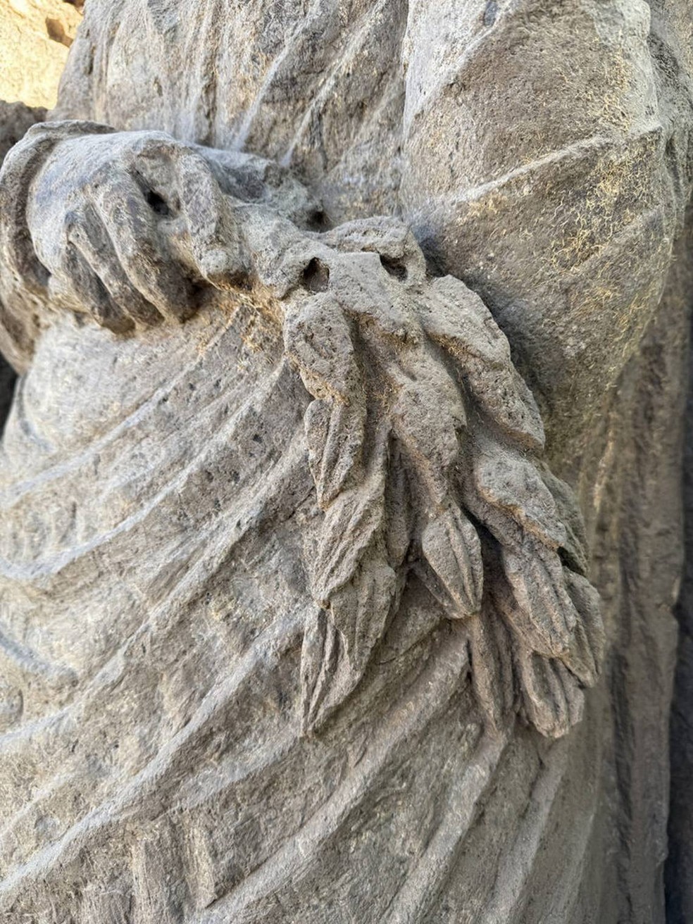 Mulher tem acessórios adicionais que sugerem que ela era uma sacerdotisa — Foto: Ministério da Cultura da Itália