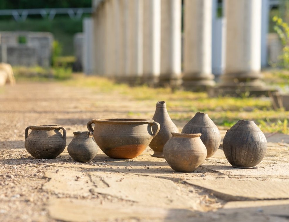 Vasos descobertos em Novae — Foto: Krzysztof Narloch