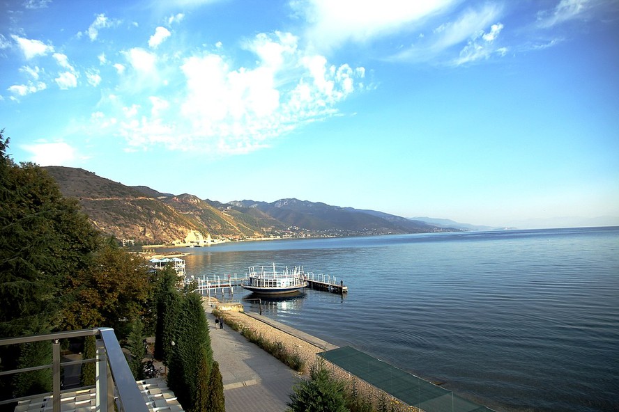 Costa do lago Ohrid na cidade de Pogradec, na Albânia