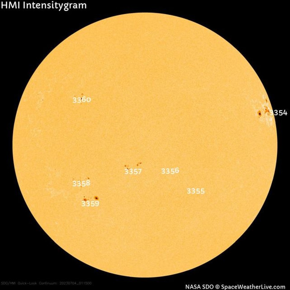 A região AR 3354, origem da labareda solar, aparece no topo superior direito — Foto: NASA/SDO
