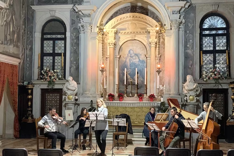 Os músicos do Venice Music Project ensaiam em Veneza em dezembro de 2022 — Foto: Marica S. Tacconi, CC BY-SA