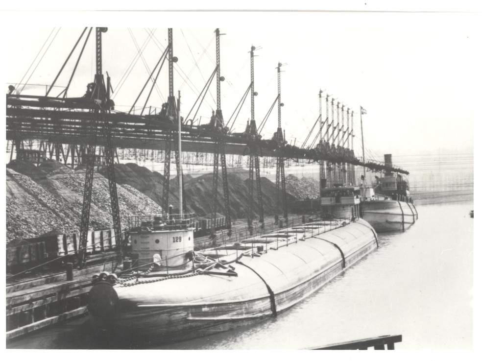 Navio Barge 129 se abastecendo com carga de minério de ferro — Foto: GLSHS/Reprodução www.shipwreckmuseum.com/