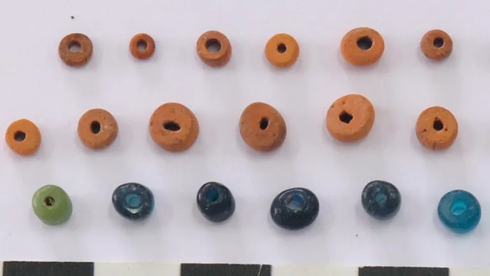 Junto às ossadas, os escavadores também encontraram contas de vidro multicoloridas, muitas delas fabricadas na Índia — Foto: Nicholas Skopal