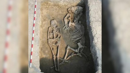 Arqueólogos acham esqueleto com cavalo e mais 400 outros enterros na Hungria