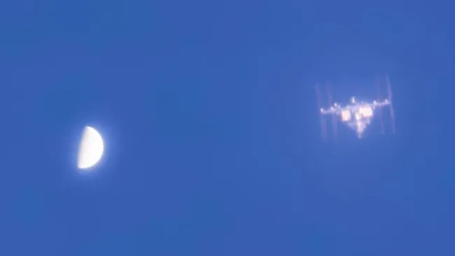 Astrofotógrafo registra encontro entre a Estação Espacial Internacional e o planeta Vênus durante o dia