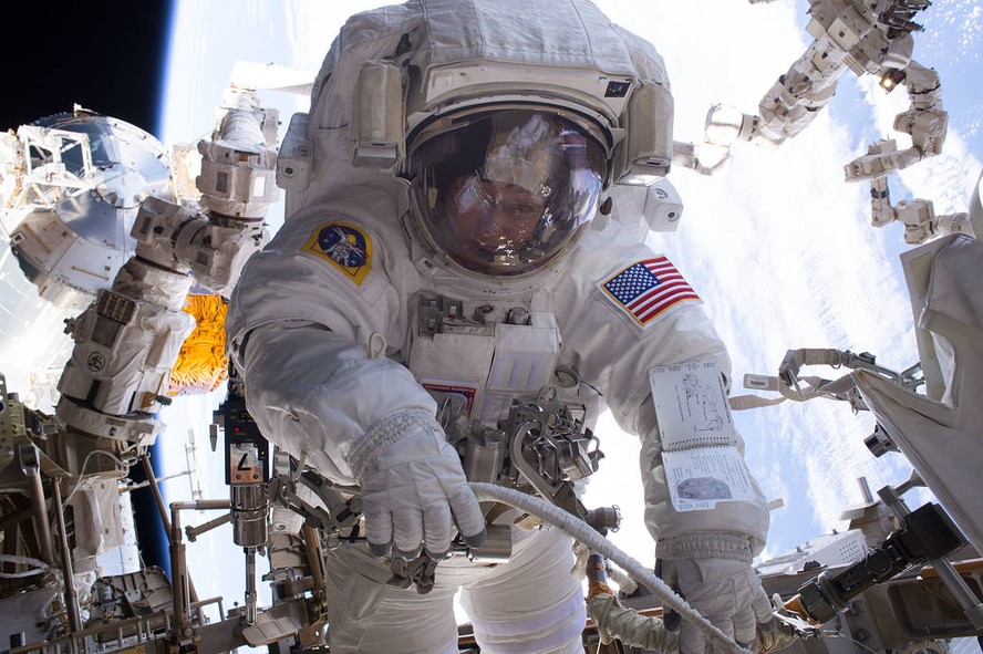 Estudo financiado pela Nasa indica que cérebros de astronautas levam até três anos para voltar à forma que tinham antes de voos espaciais; nesta foto, a astronauta Peggy Whitson em missão da Nasa em março de 2017