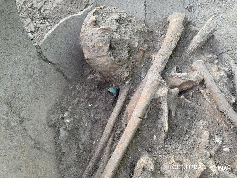 Anel de jade foi encontrado dentro de um vaso onde jovem maia foi enterrado 