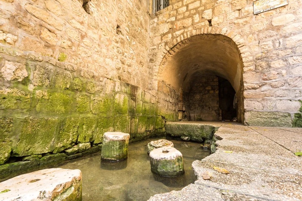 O Tanque de Siloé, local em que estão os degraus onde Jesus teria curado um cego, foi escavado por arqueólogos em Jerusalém — Foto: @HananyaNaftali/Reprodução Twitter