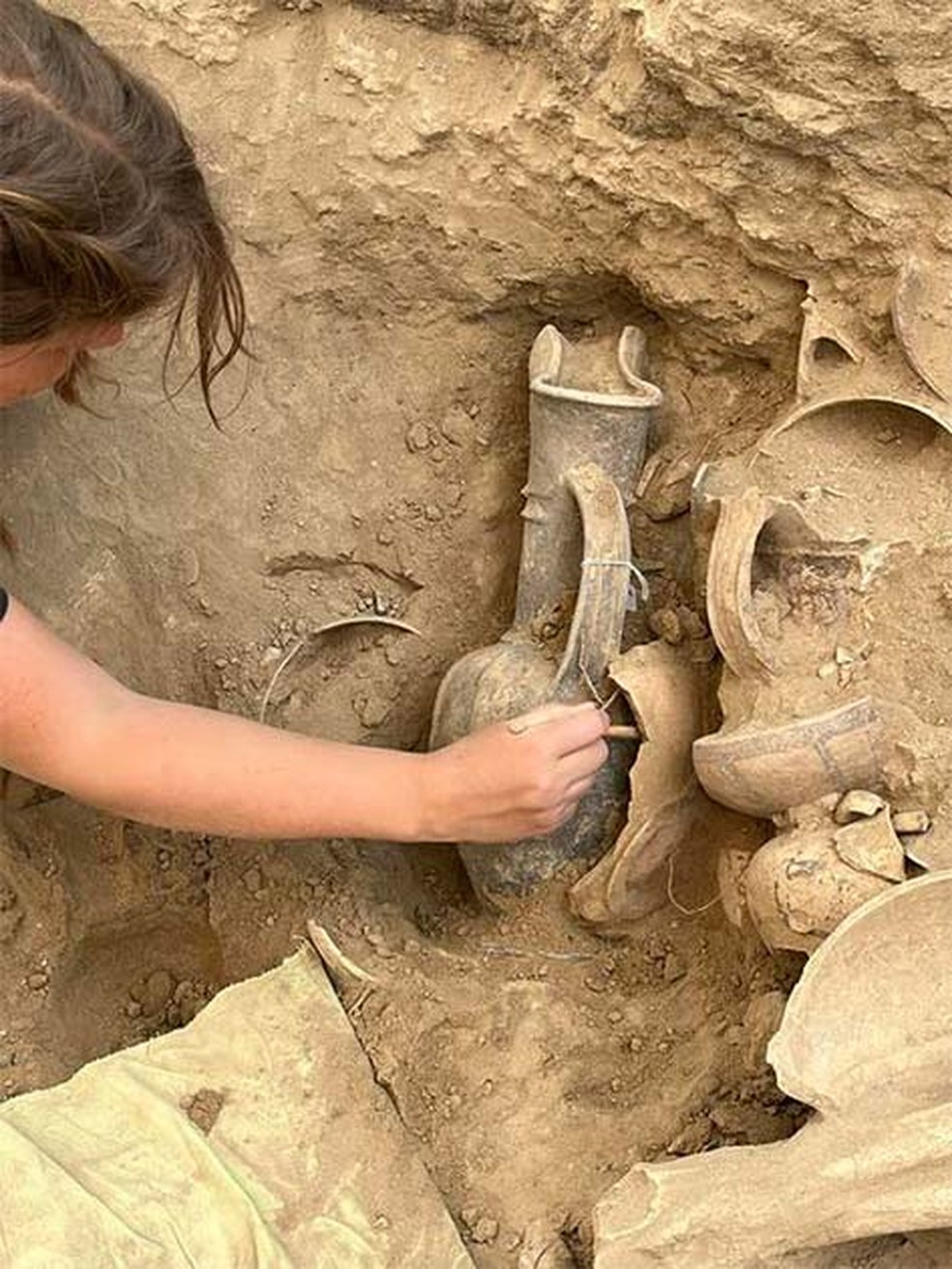 Registro de escavação em tumbas no Chipre — Foto: P. M. Fischer