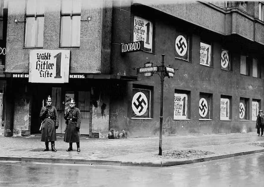 Faixas nazistas penduradas nas vitrines da antiga boate Eldorado