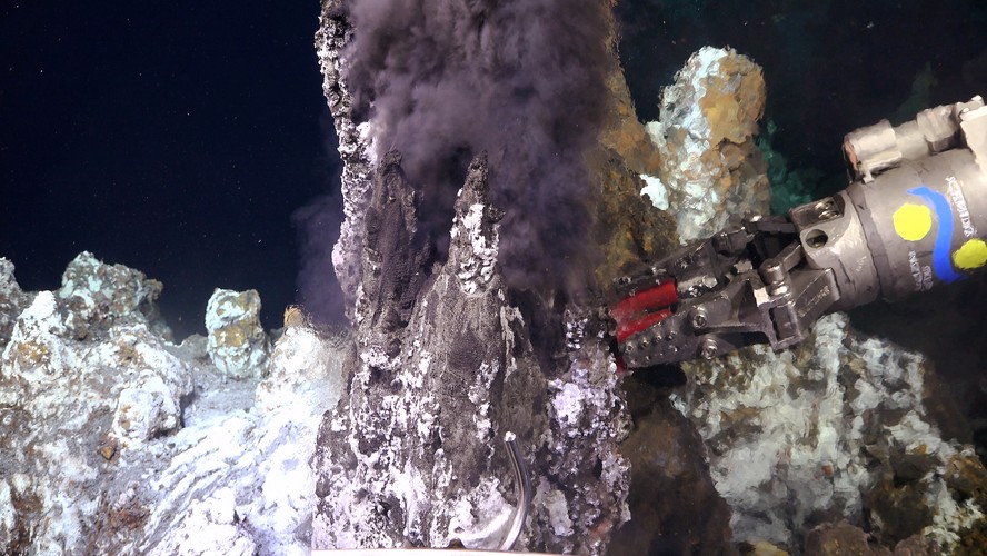 O robô ROV SuBastian colhe uma amostra geológica perto de Tica Vent no East Pacific Rise a 2,5 mil metros de profundidade