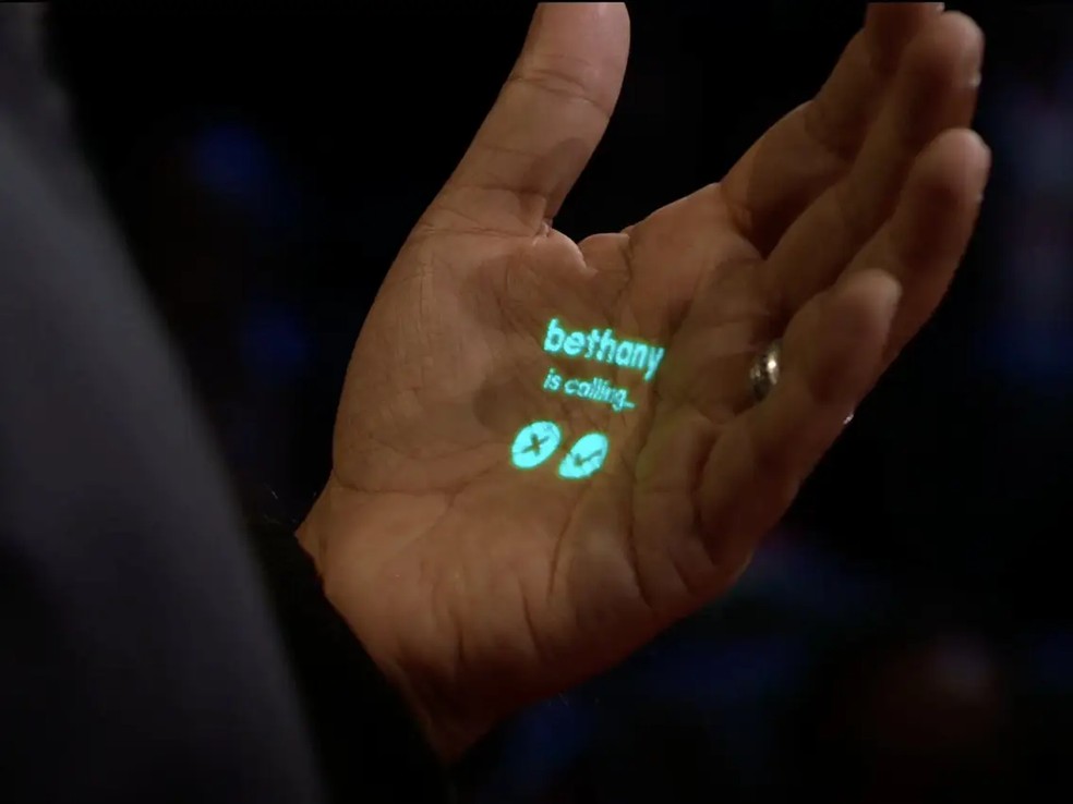 A projeção do laser é feita na mão do usuário — Foto: Ted Talks