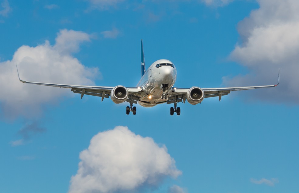 Um avião partindo do aeroporto de Manchester, Reino Unido. — Foto: unsplash