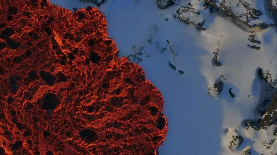 Imagens impressionantes mostram lava de vulcão avançando por
