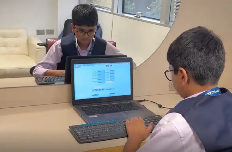 Aaryan Shukla fazendo cálculos no computador — Foto: Reprodução/Guinness World Records