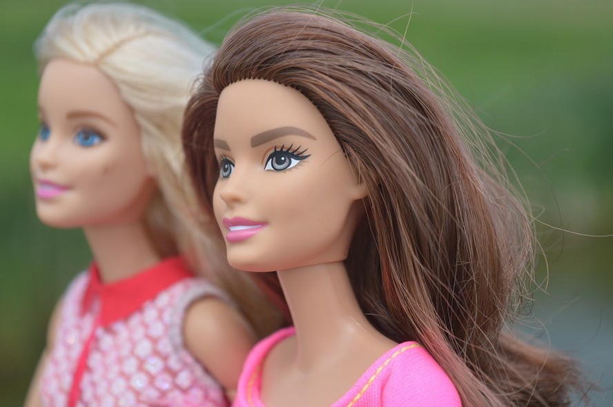 Mattel distribuiu Barbies gratuitamente para 700 escolas do Reino Unido