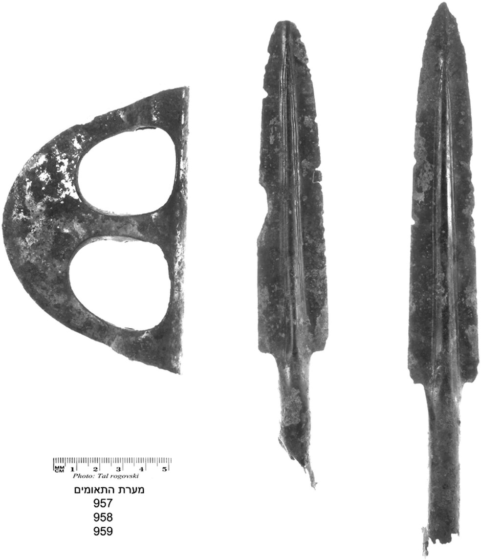 Foto de três objetos de bronze (um “machado de olho” e duas pontas de lança encaixadas) — Foto: Tal Rogovski sob o Projeto Arqueológico da Caverna Te'omim
