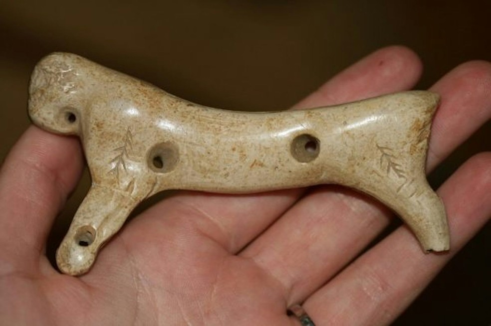 Figura de leão das cavernas encontrada no sítio paleolítico de Isturitz — Foto: França. M. Langley/Man