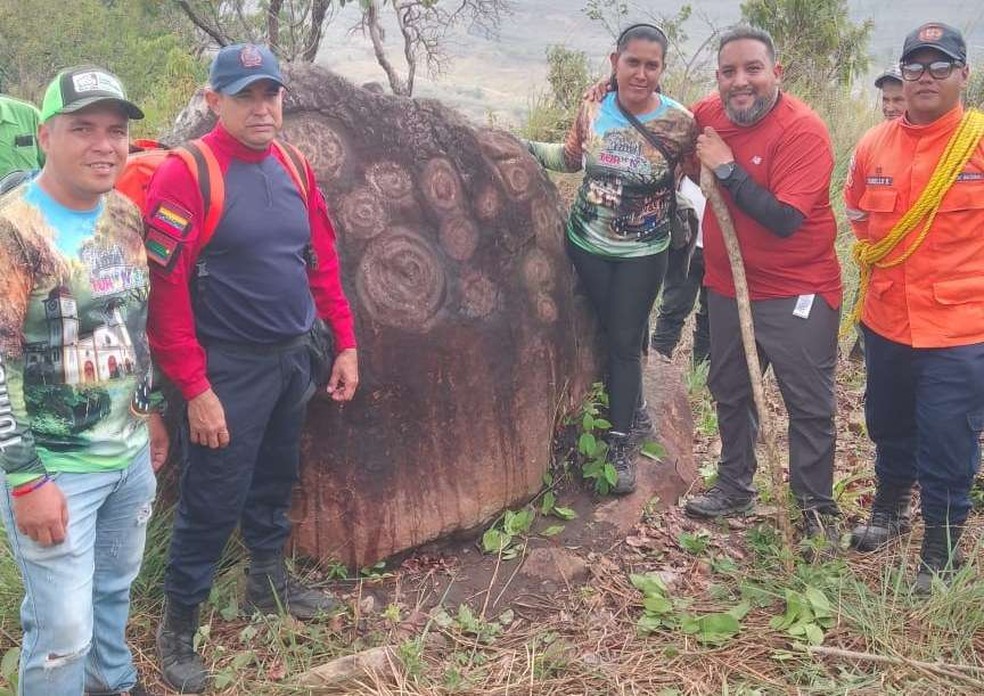 Pesquisadores e prefeito do município com o grande complexo de gravuras pré-históricas — Foto: Instituto Nacional da Terra da Venezuela