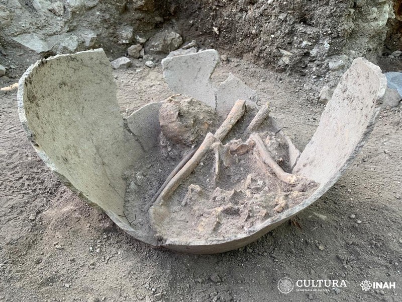 Vaso com os restos do jovem maia descoberto no México 