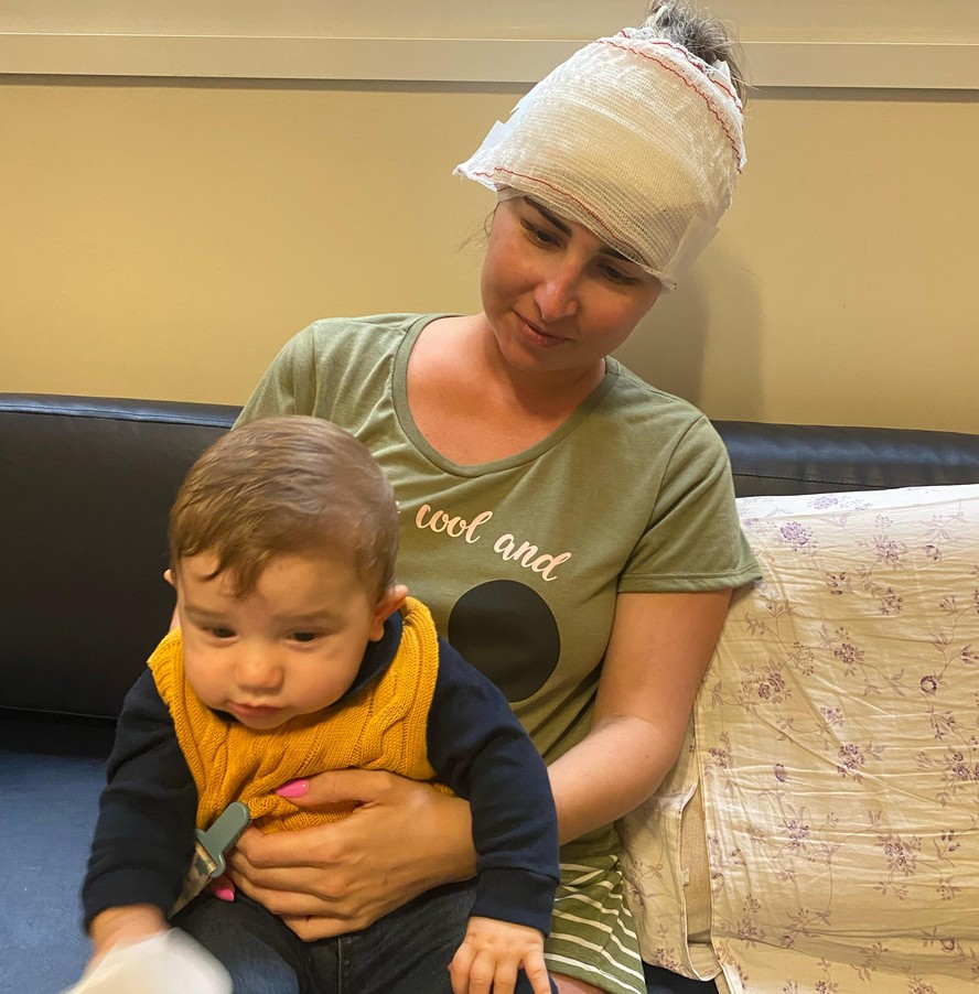 A bancária catarinense Sabrina Kuhnen, de 32 anos, com seu filho após cirurgia em 2023