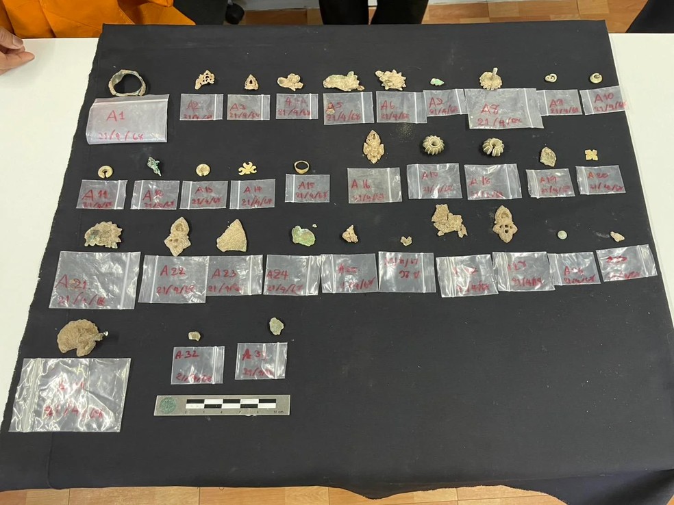 Conjunto de joias ritualísticas, como anéis de ouro e brincos de prata, pertencentes a Era Dvaravati — Foto: Departamento de Belas Artes da Tailândia