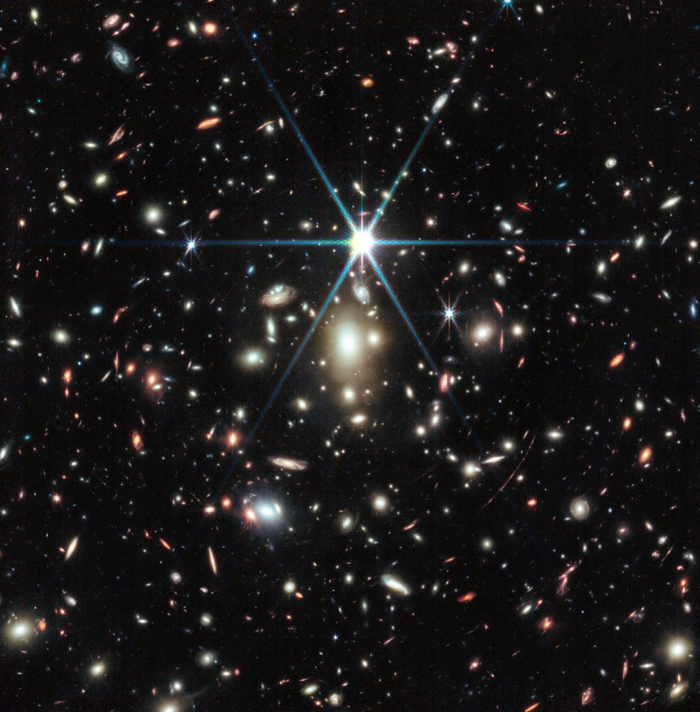 Imagem do James Webb mostra aglomerado de galáxias chamado WHL0137-08, que contém galáxia onde está a estrela mais distante já observada — Foto: NASA, ESA, CSA, D.Coe (STScI/AURA for ESA; Johns Hopkins University), B.Welch, Z.Levay