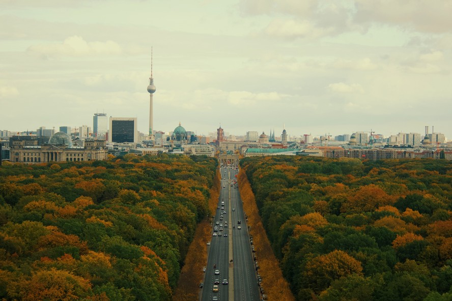 Tiergarten é o maior parque urbano da capital alemã. Em imagens aéreas, é possível observar a forma como a vegetação e as construções civis se encontram