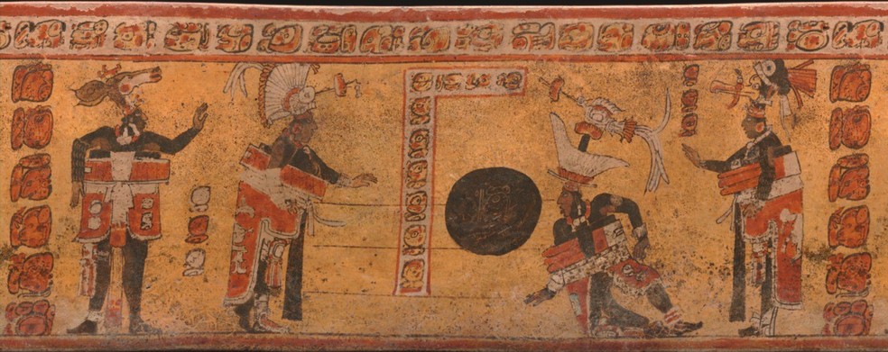 Pintura de um recipiente que retrata antigos maias em traje jogando com uma bola — Foto: Museu de Arte de Dallas