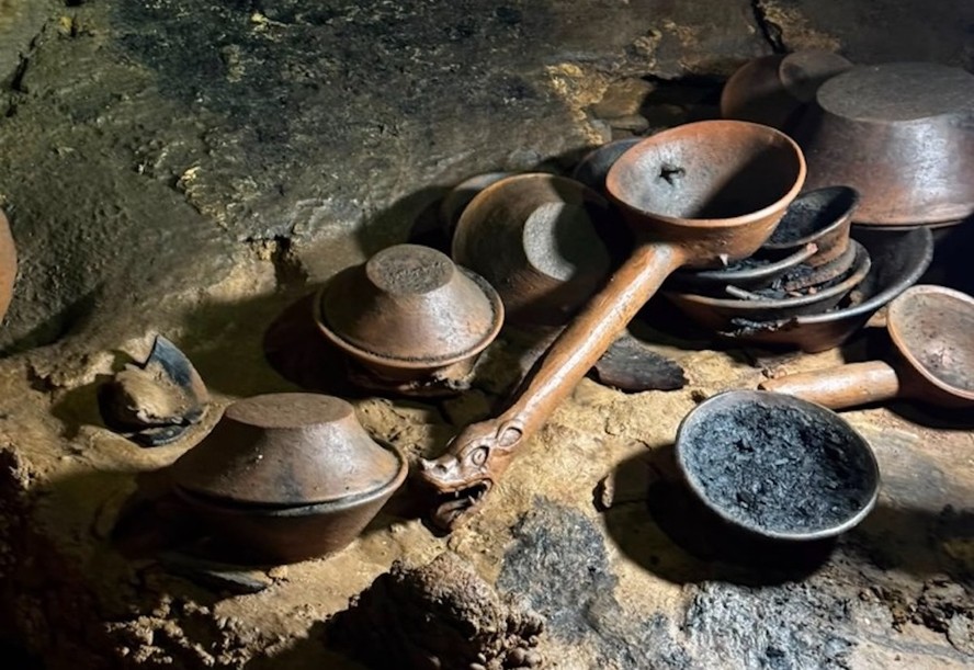 Caverna inacessível preservou objetos ritualísticos de 1100 anos; fotos