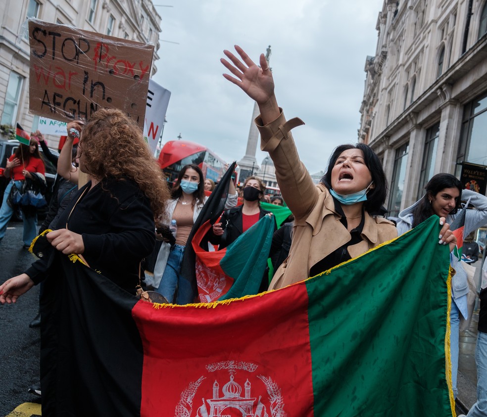 Protesto Stop Killing Afghan ("parem de matar afegãos") em Londres, no Reino Unido, em 2021 — Foto: Ehimetalor Akhere Unuabona / Unsplash