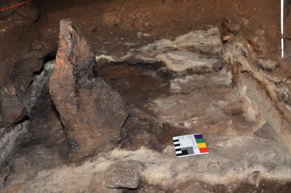 Uma pedra ereta de 2.000 anos, identificada durante escavações. Fitólitos queimados foram encontrados nas camadas de cinzas que circundavam a pedra — Foto: Bruno David, GunaiKurnai Land and Waters Corporation