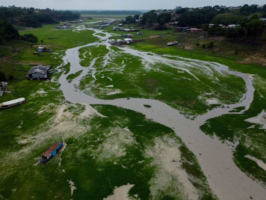 Seca extrema no rio Negro, em Manaus, em 16 de outubro de 2023.