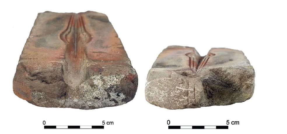 Apenas uma das metades do molde para fazer pontas de lanças foi encontrada. Provavelmente ela estava escondida entre as estruturas da laje de uma construção — Foto: M. Salaš et al.; J. Cága/Archeologické Rozhledy