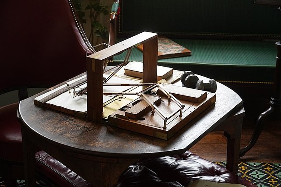 Um polígrafo, ou “detector de mentiras” mede variáveis fisiológicas, como frequência cardíaca, respiração e pressão arterial para identificar mentirosos — Foto: Henrysz/Wikimedia Commons