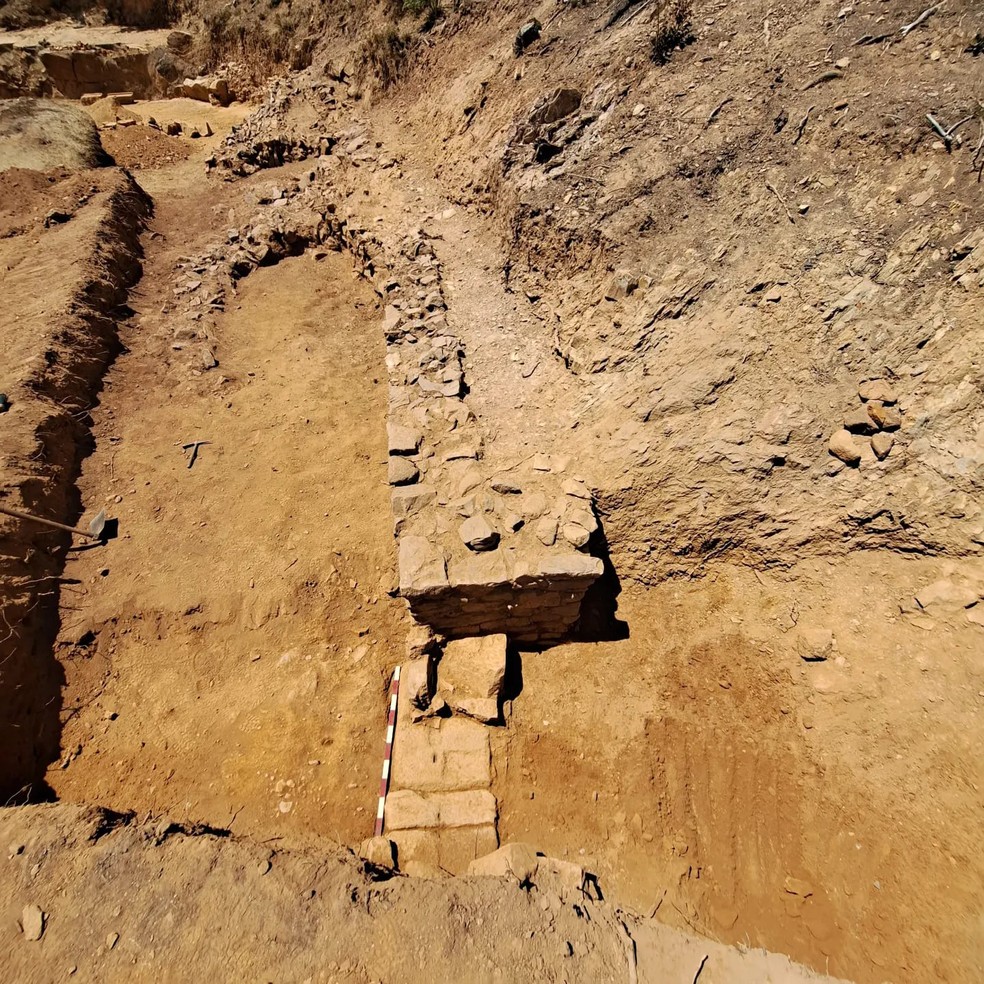 Parte da estrutura do anfiteatro de Ammaia, antiga cidade romana na região do Alentejo, em Portugal, foi revelada em escavação de julho de 2023 — Foto: Museo Nacional de Arte Romano / Facebook