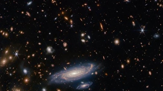 James Webb "viaja ao passado" e rompe relação fundamental sobre galáxias