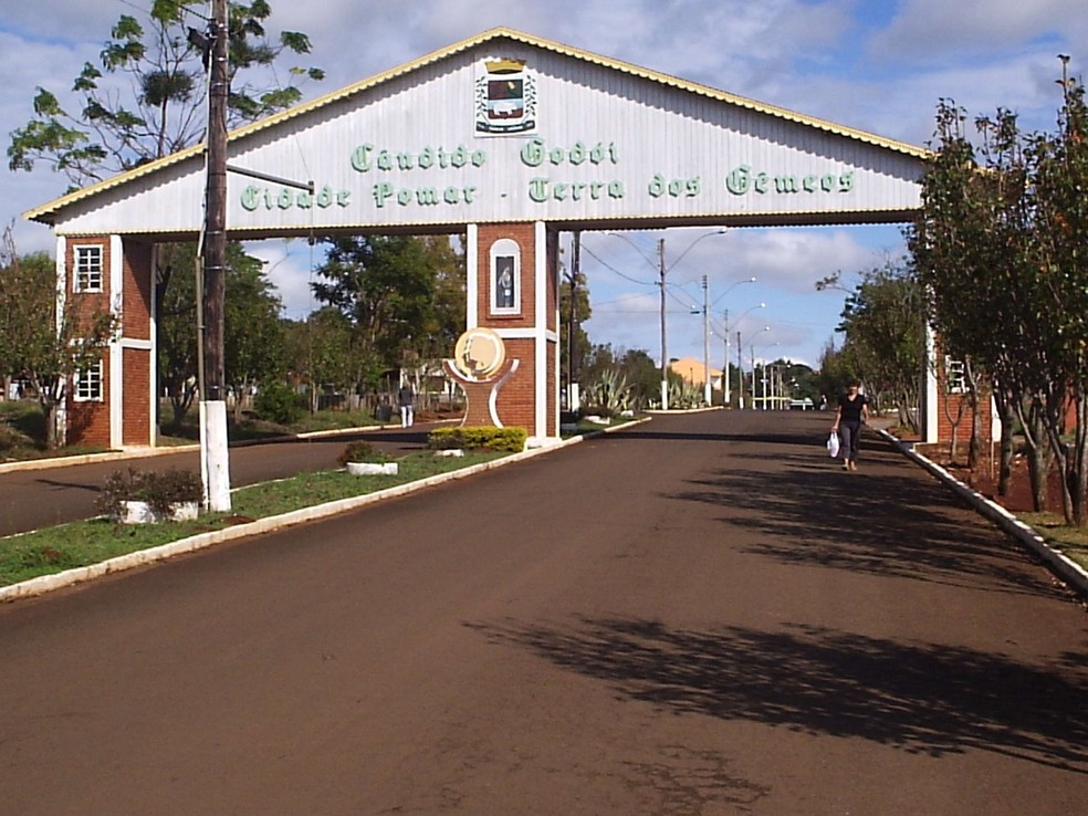 Entrada da cidade de Candido Godói (RS), faz menção à quantidade percentual de gêmeos na população — Foto: Wikimedia Commons