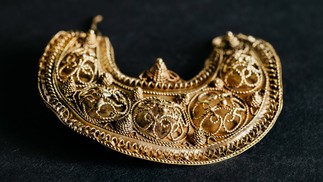 Detalhe de brinco de ouro de mil anos  — Foto:  Arqueologia West-Friesland/Fleur Schinning