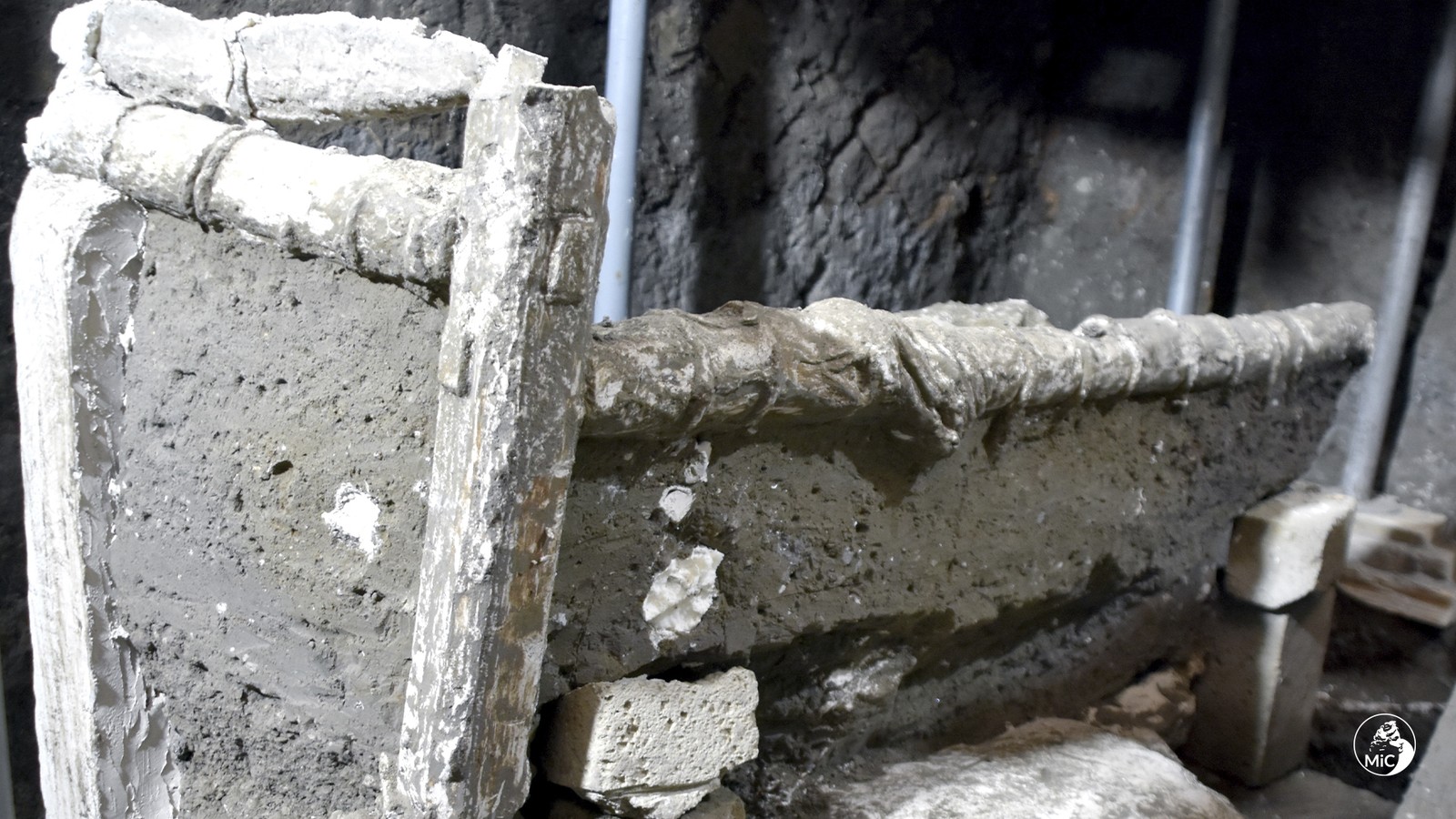Escavações revelaram duas camas no quarto de escravos — Foto: Ministério da Cultura Italiano